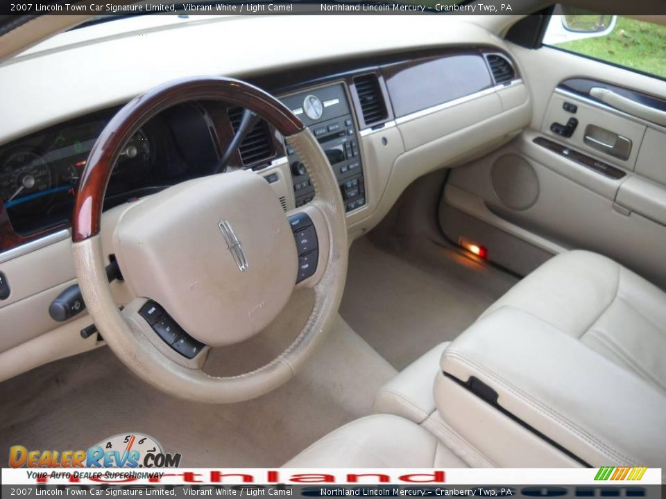 2007 Lincoln Town Car Signature Limited Vibrant White / Light Camel Photo #7
