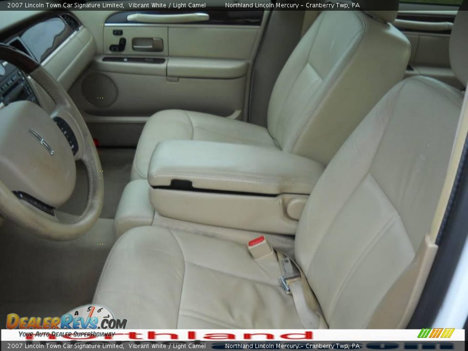 2007 Lincoln Town Car Signature Limited Vibrant White / Light Camel Photo #8