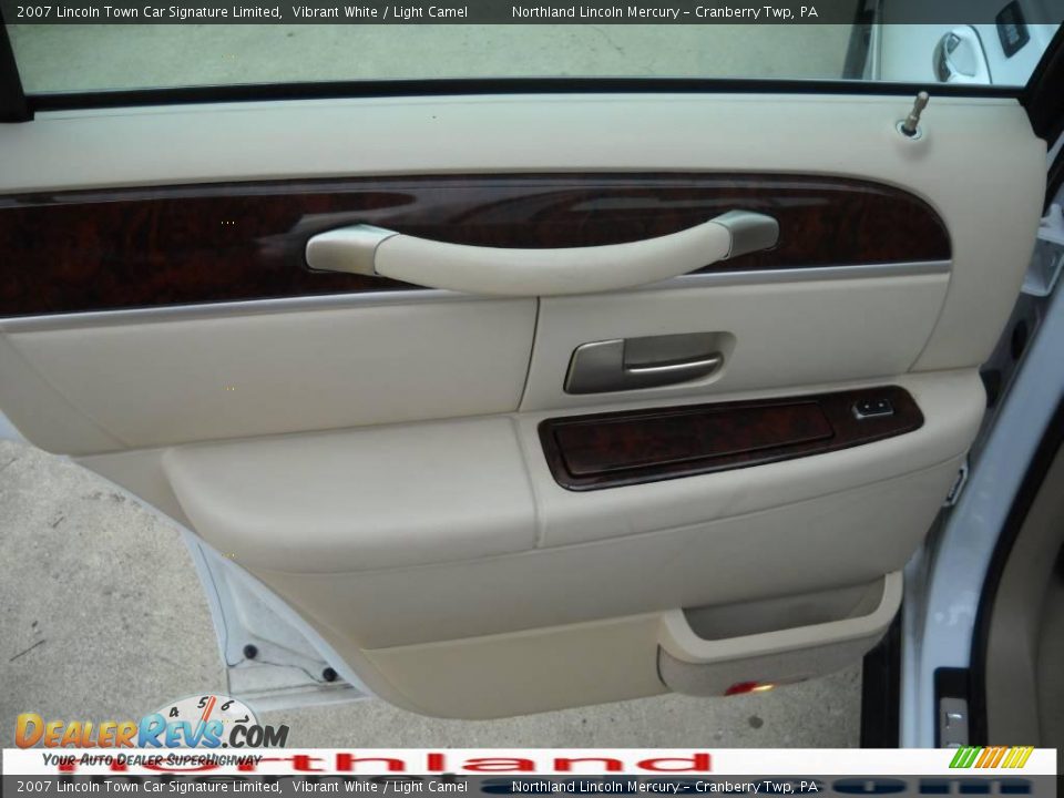 2007 Lincoln Town Car Signature Limited Vibrant White / Light Camel Photo #10