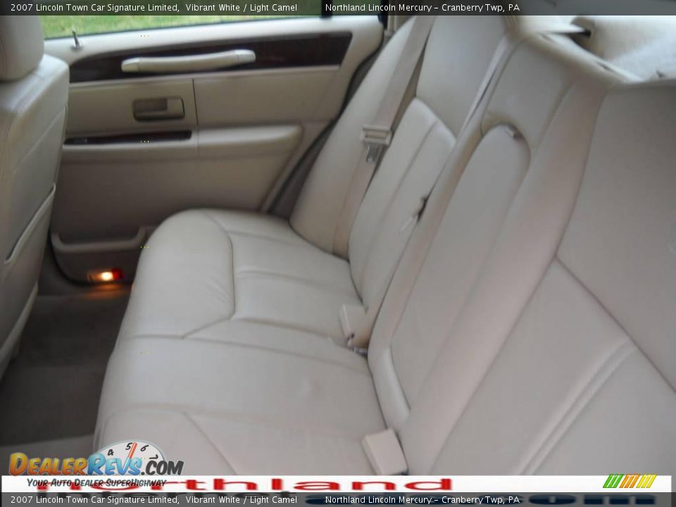 2007 Lincoln Town Car Signature Limited Vibrant White / Light Camel Photo #11