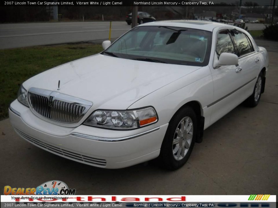 2007 Lincoln Town Car Signature Limited Vibrant White / Light Camel Photo #13