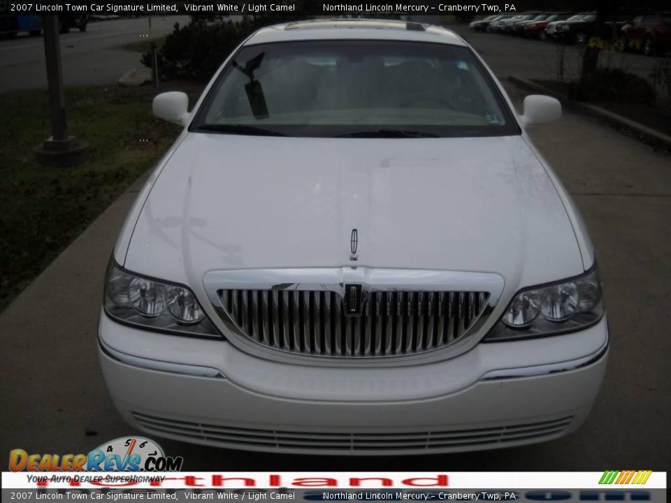 2007 Lincoln Town Car Signature Limited Vibrant White / Light Camel Photo #14