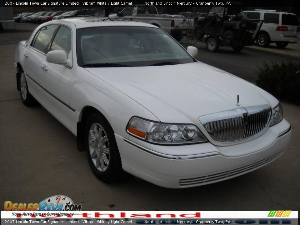2007 Lincoln Town Car Signature Limited Vibrant White / Light Camel Photo #15
