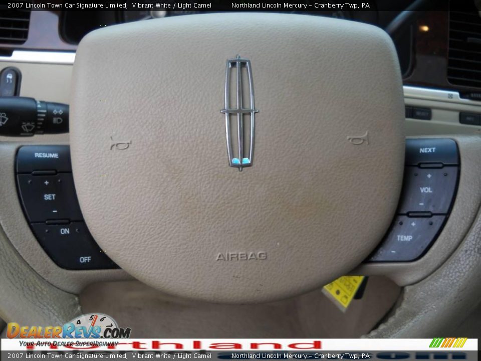 2007 Lincoln Town Car Signature Limited Vibrant White / Light Camel Photo #19