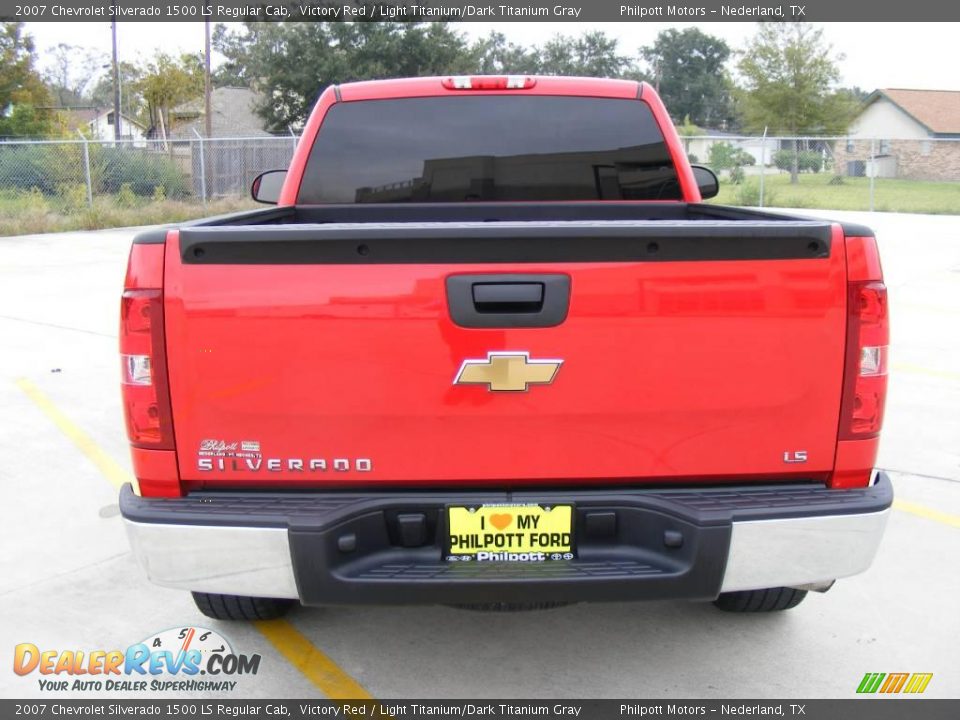 2007 Chevrolet Silverado 1500 LS Regular Cab Victory Red / Light Titanium/Dark Titanium Gray Photo #7