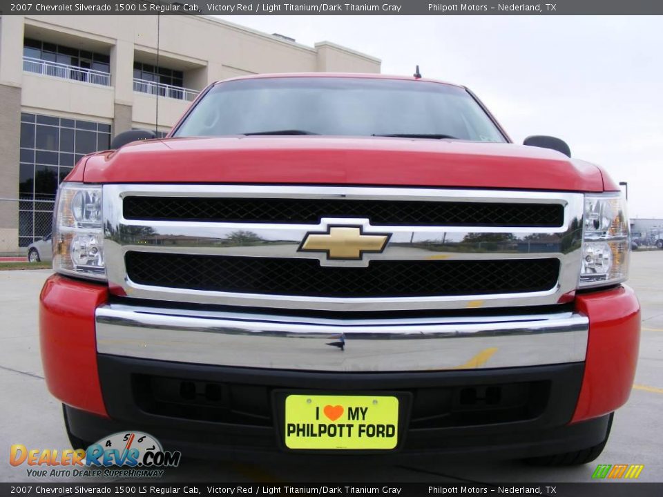 2007 Chevrolet Silverado 1500 LS Regular Cab Victory Red / Light Titanium/Dark Titanium Gray Photo #17