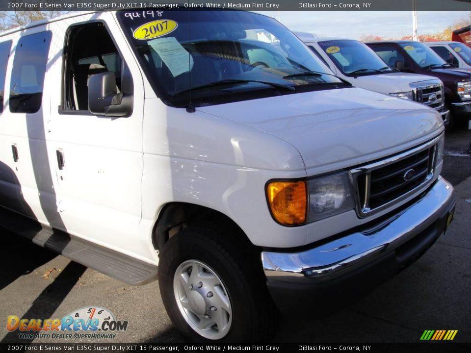 2007 Ford E Series Van E350 Super Duty XLT 15 Passenger Oxford White / Medium Flint Grey Photo #2