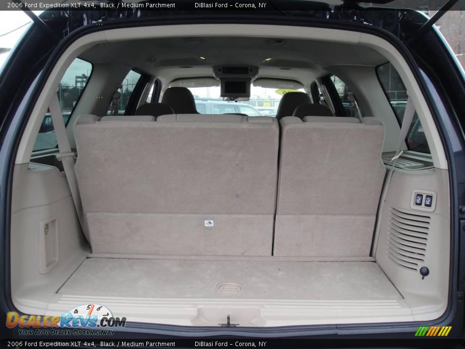 2006 Ford Expedition XLT 4x4 Black / Medium Parchment Photo #6