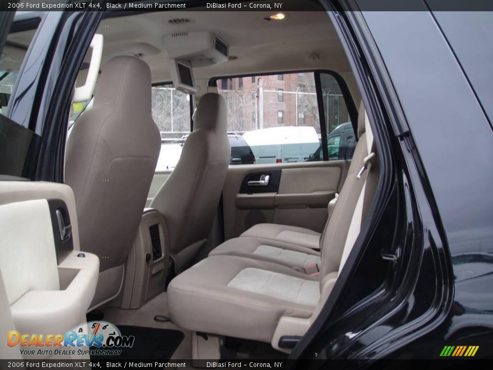 2006 Ford Expedition XLT 4x4 Black / Medium Parchment Photo #19