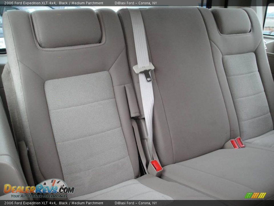 2006 Ford Expedition XLT 4x4 Black / Medium Parchment Photo #24