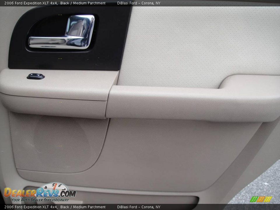 2006 Ford Expedition XLT 4x4 Black / Medium Parchment Photo #25