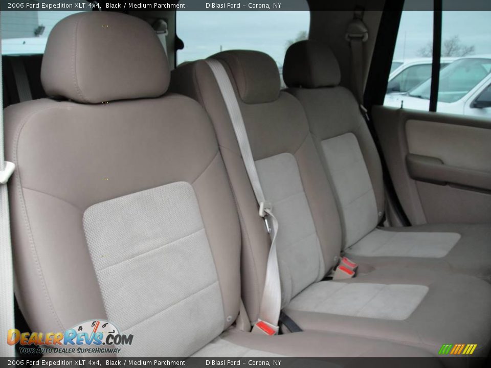 2006 Ford Expedition XLT 4x4 Black / Medium Parchment Photo #26