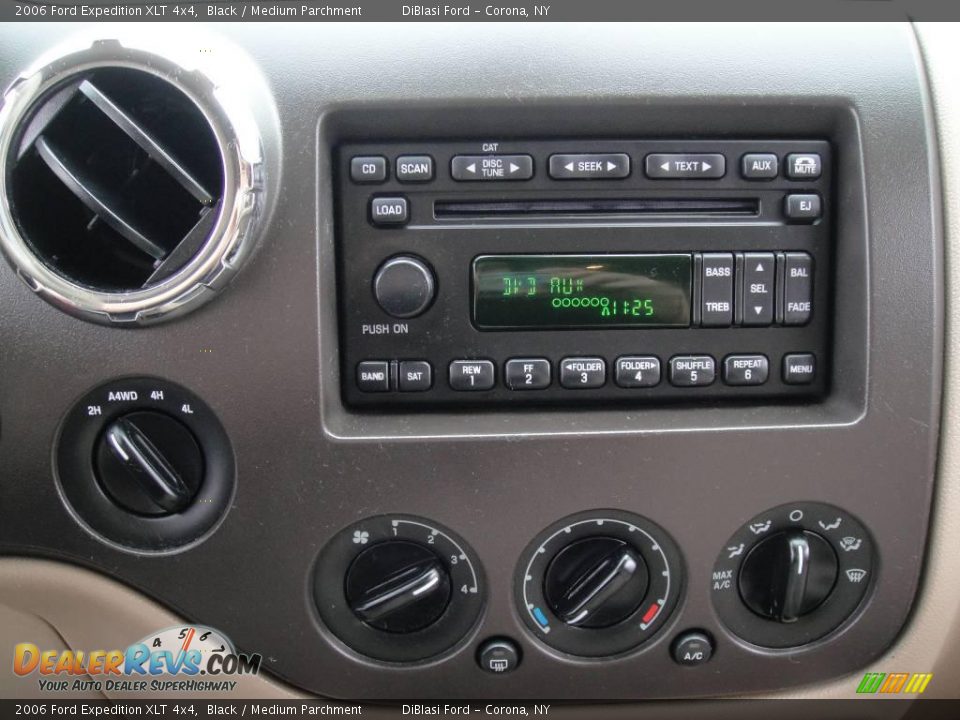 2006 Ford Expedition XLT 4x4 Black / Medium Parchment Photo #34