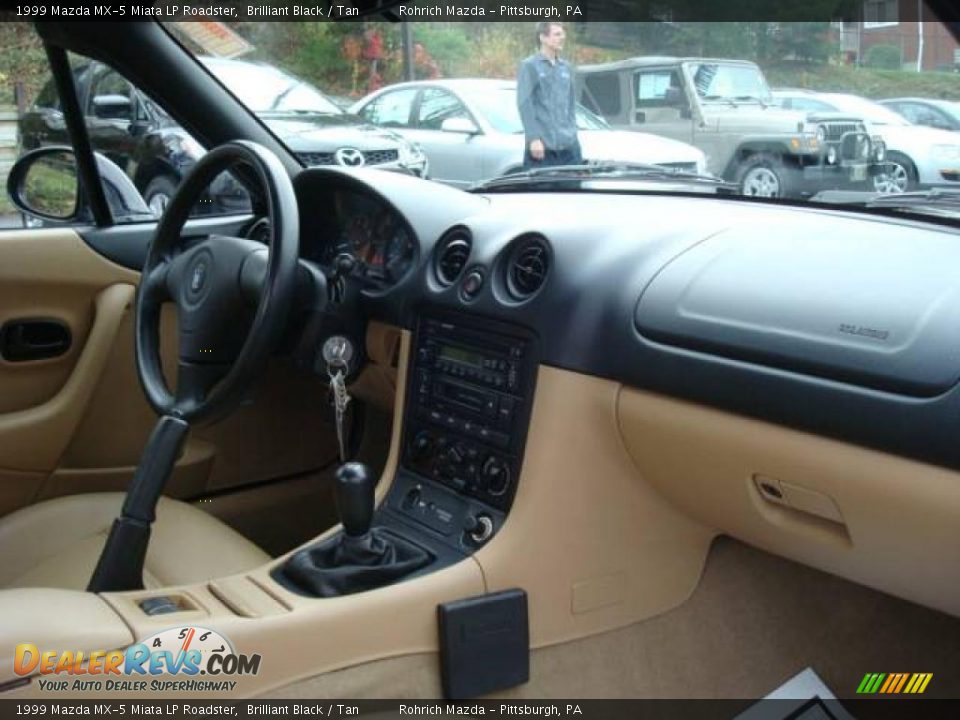 1999 Mazda MX-5 Miata LP Roadster Brilliant Black / Tan Photo #11