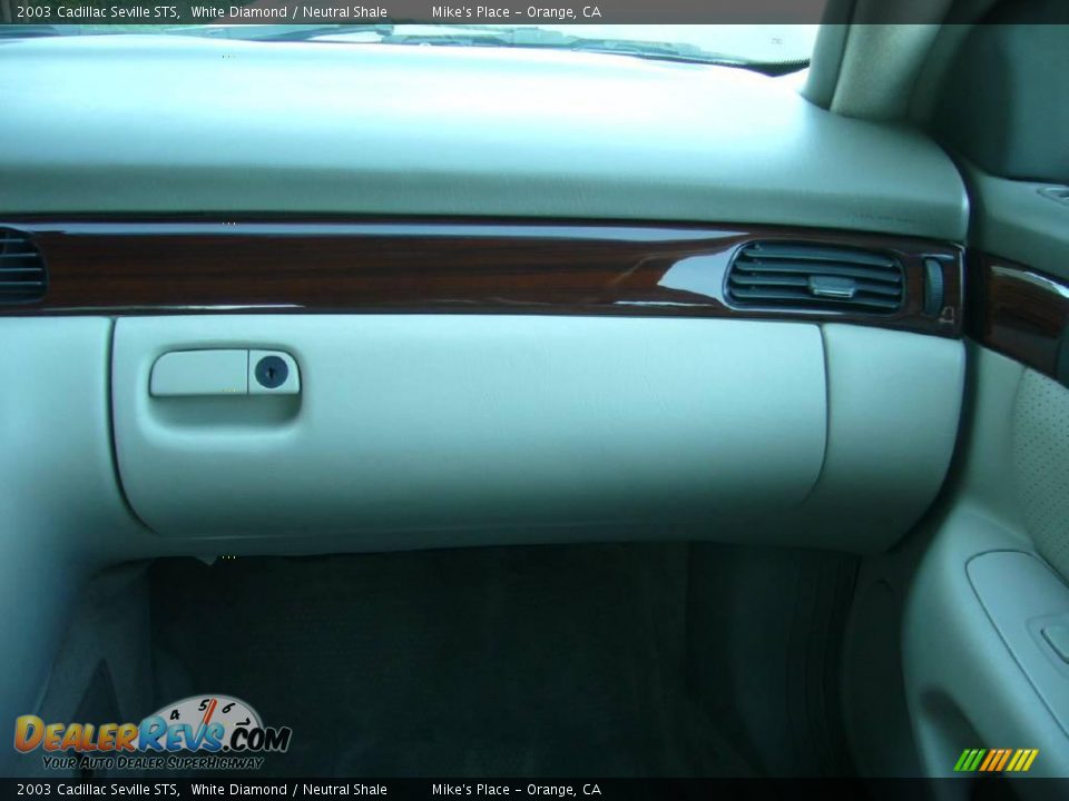 2003 Cadillac Seville STS White Diamond / Neutral Shale Photo #26