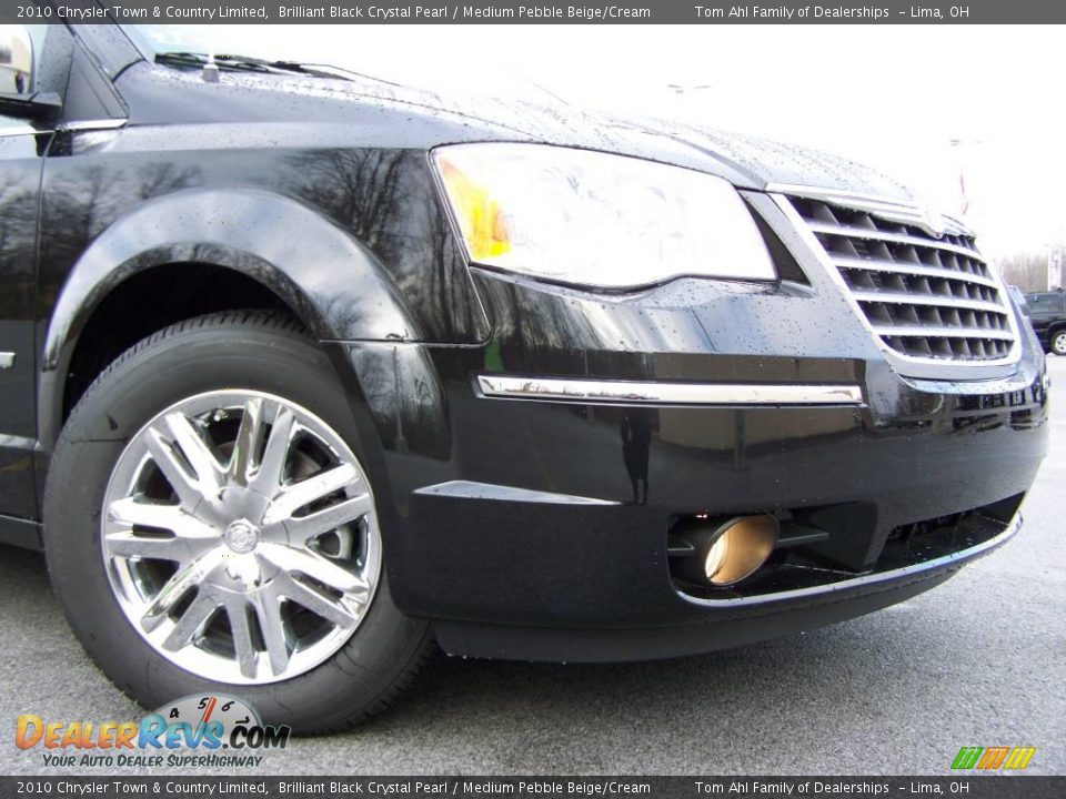 2010 Chrysler Town & Country Limited Brilliant Black Crystal Pearl / Medium Pebble Beige/Cream Photo #2