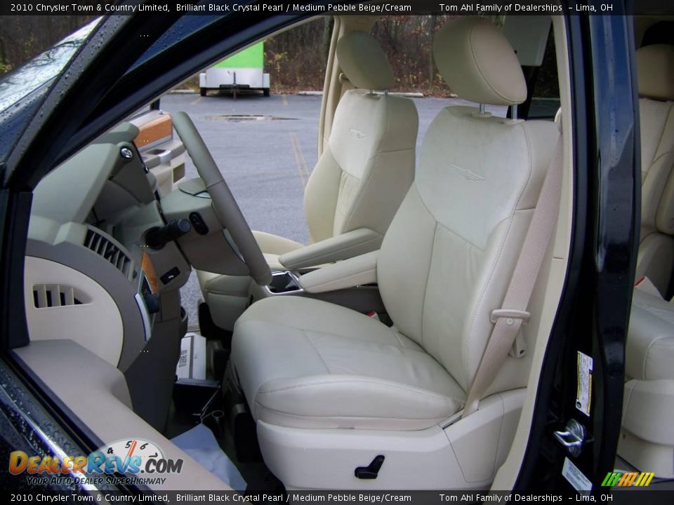 2010 Chrysler Town & Country Limited Brilliant Black Crystal Pearl / Medium Pebble Beige/Cream Photo #9