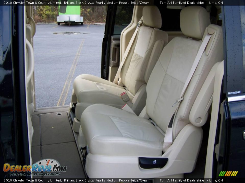 2010 Chrysler Town & Country Limited Brilliant Black Crystal Pearl / Medium Pebble Beige/Cream Photo #10