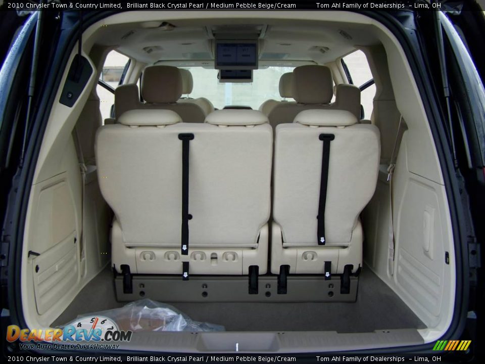 2010 Chrysler Town & Country Limited Brilliant Black Crystal Pearl / Medium Pebble Beige/Cream Photo #11