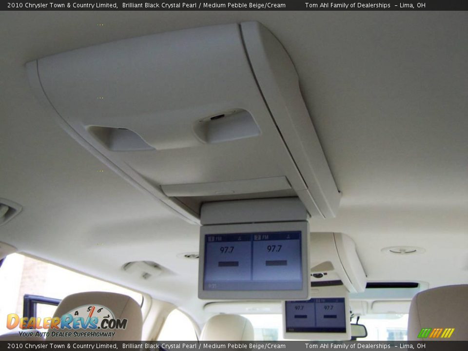 2010 Chrysler Town & Country Limited Brilliant Black Crystal Pearl / Medium Pebble Beige/Cream Photo #15