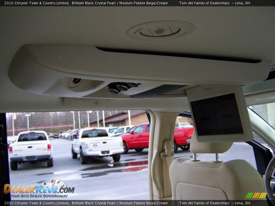 2010 Chrysler Town & Country Limited Brilliant Black Crystal Pearl / Medium Pebble Beige/Cream Photo #16