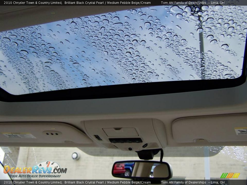 2010 Chrysler Town & Country Limited Brilliant Black Crystal Pearl / Medium Pebble Beige/Cream Photo #17