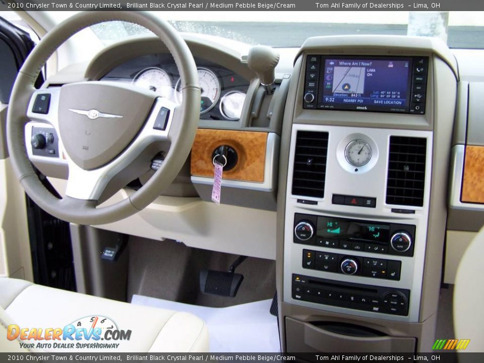 2010 Chrysler Town & Country Limited Brilliant Black Crystal Pearl / Medium Pebble Beige/Cream Photo #18