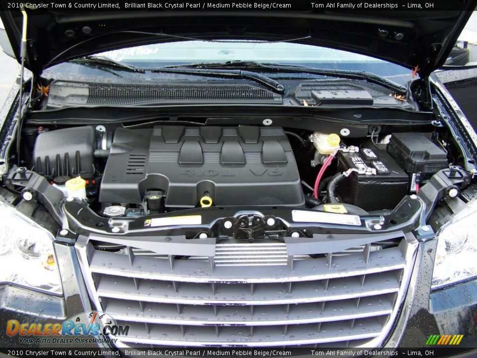 2010 Chrysler Town & Country Limited Brilliant Black Crystal Pearl / Medium Pebble Beige/Cream Photo #19