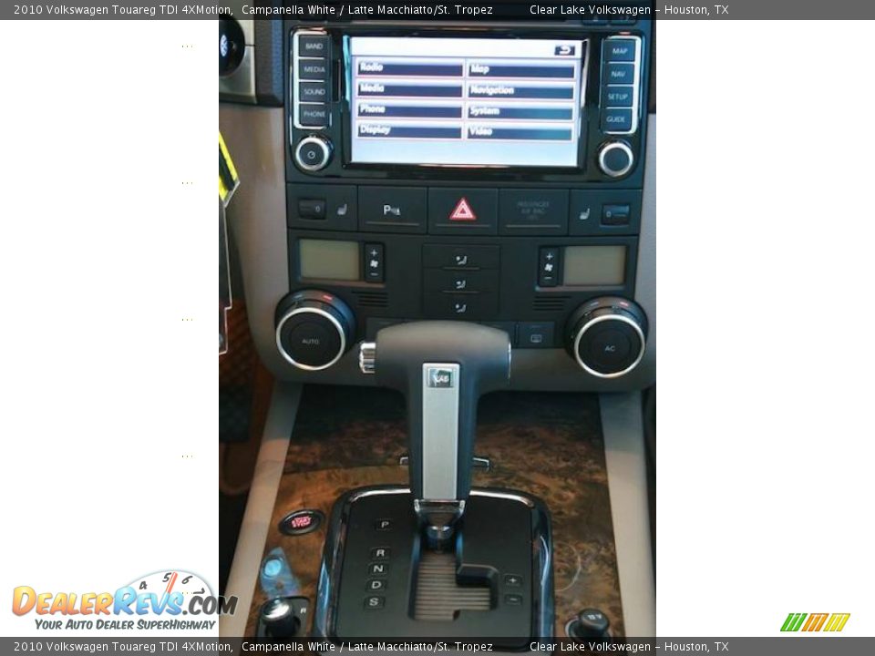 2010 Volkswagen Touareg TDI 4XMotion Campanella White / Latte Macchiatto/St. Tropez Photo #17