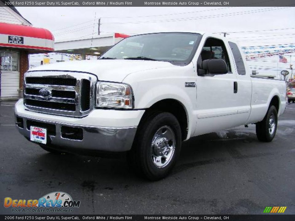 2006 Ford F250 Super Duty XL SuperCab Oxford White / Medium Flint Photo #1