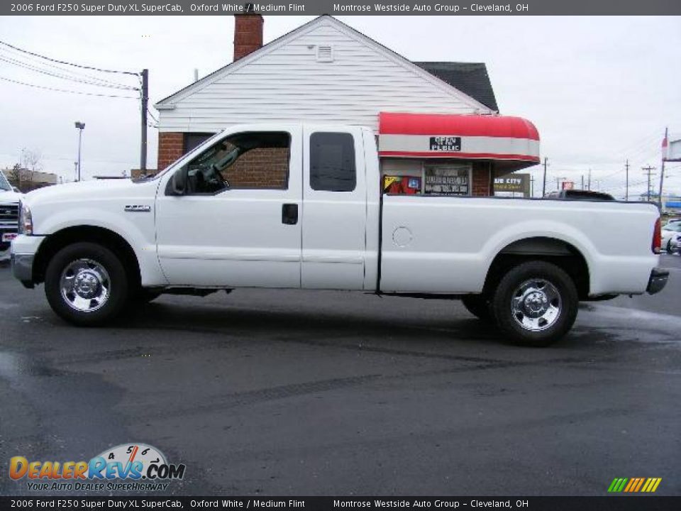 2006 Ford F250 Super Duty XL SuperCab Oxford White / Medium Flint Photo #2