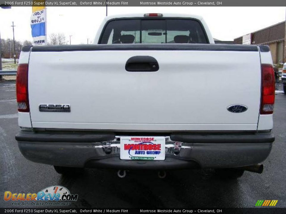 2006 Ford F250 Super Duty XL SuperCab Oxford White / Medium Flint Photo #4