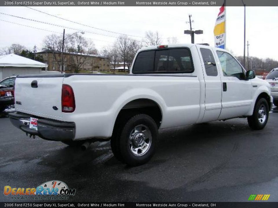 2006 Ford F250 Super Duty XL SuperCab Oxford White / Medium Flint Photo #5