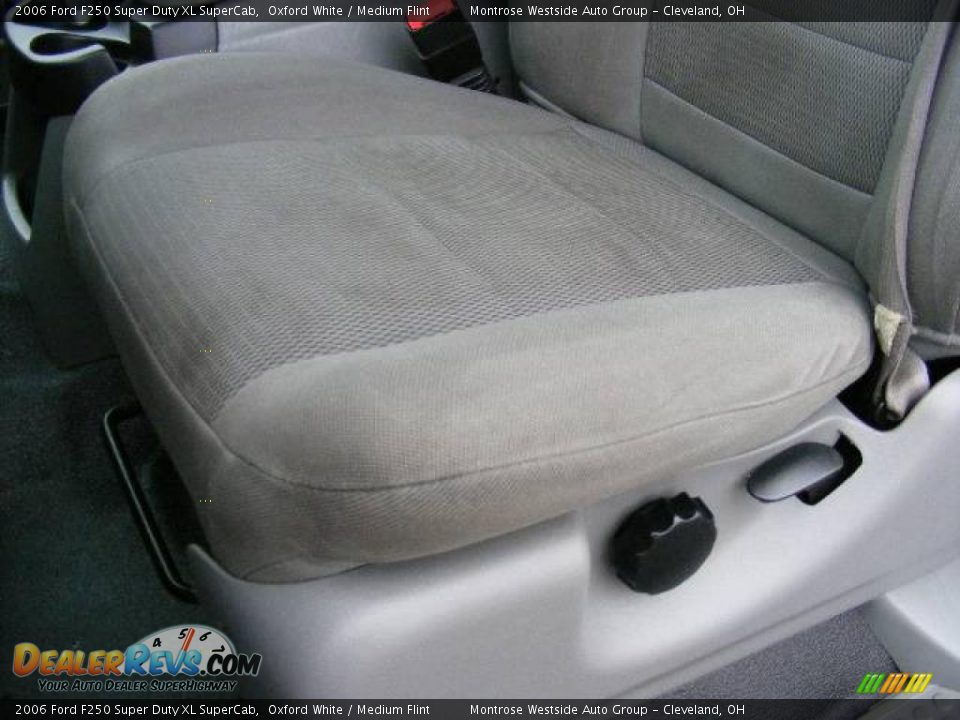 2006 Ford F250 Super Duty XL SuperCab Oxford White / Medium Flint Photo #10