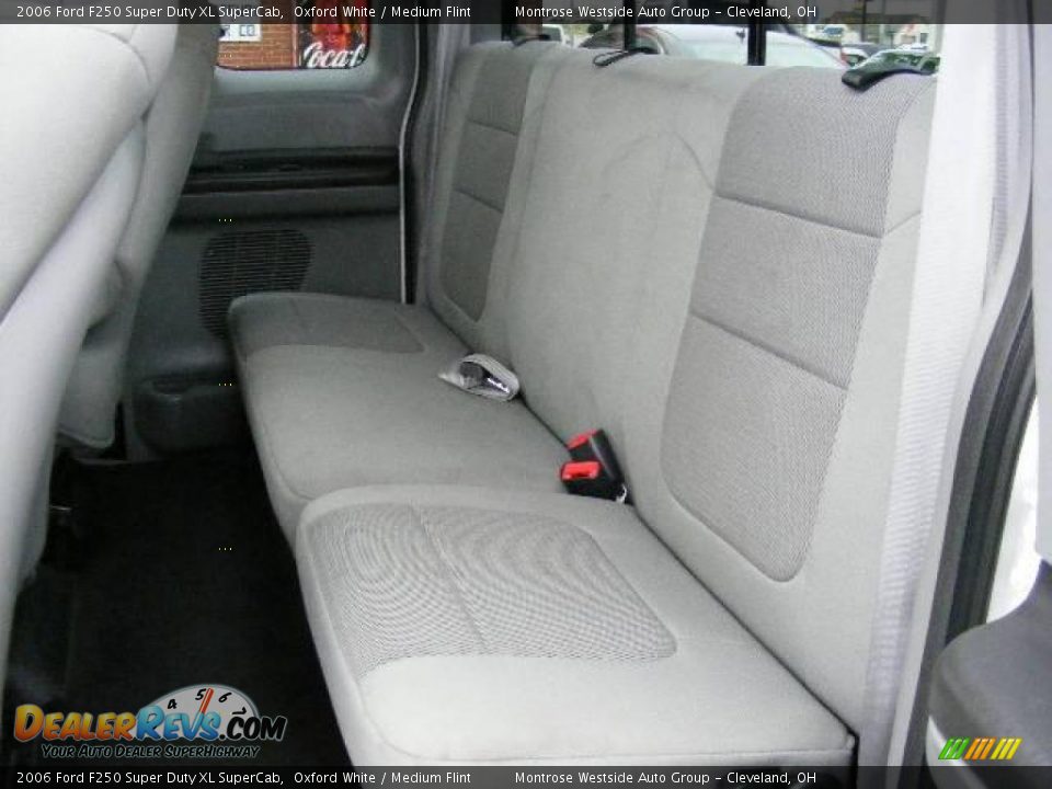 2006 Ford F250 Super Duty XL SuperCab Oxford White / Medium Flint Photo #11