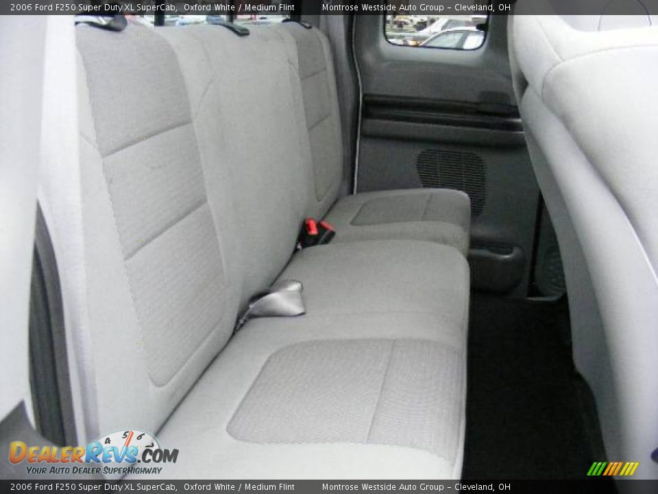 2006 Ford F250 Super Duty XL SuperCab Oxford White / Medium Flint Photo #12