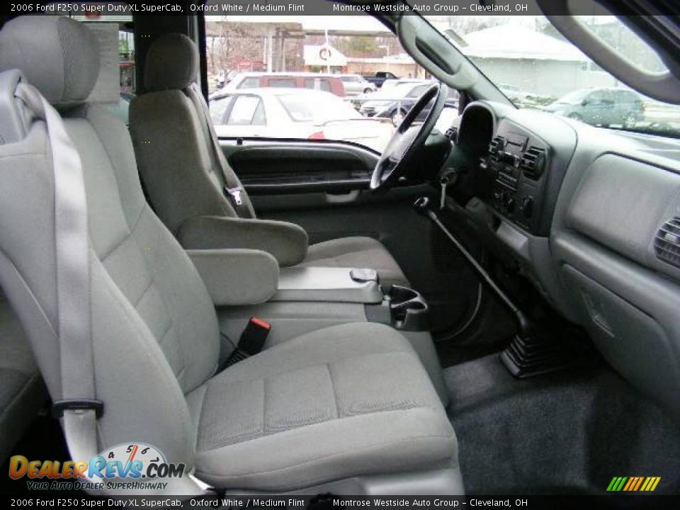 2006 Ford F250 Super Duty XL SuperCab Oxford White / Medium Flint Photo #13