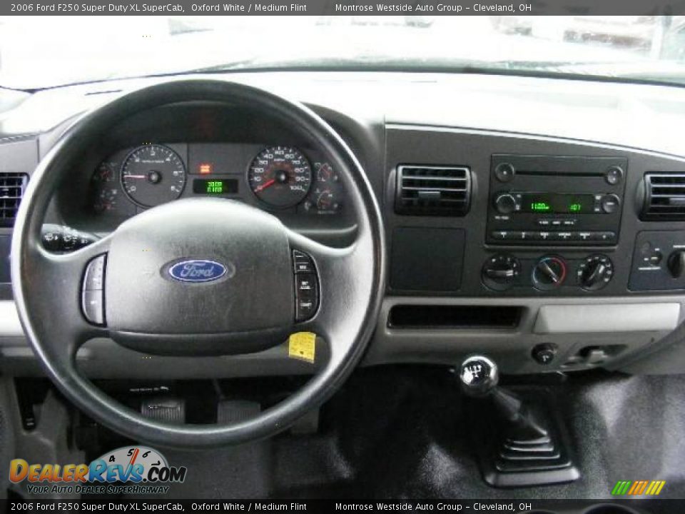2006 Ford F250 Super Duty XL SuperCab Oxford White / Medium Flint Photo #14