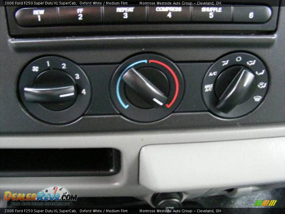 2006 Ford F250 Super Duty XL SuperCab Oxford White / Medium Flint Photo #20