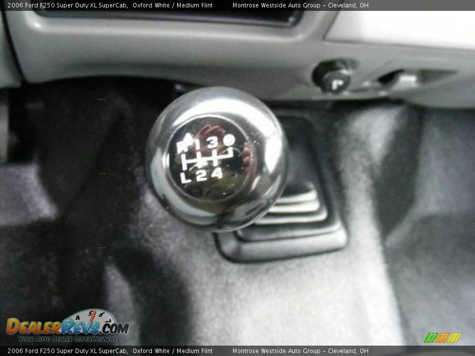 2006 Ford F250 Super Duty XL SuperCab Oxford White / Medium Flint Photo #21