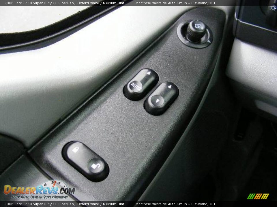 2006 Ford F250 Super Duty XL SuperCab Oxford White / Medium Flint Photo #22