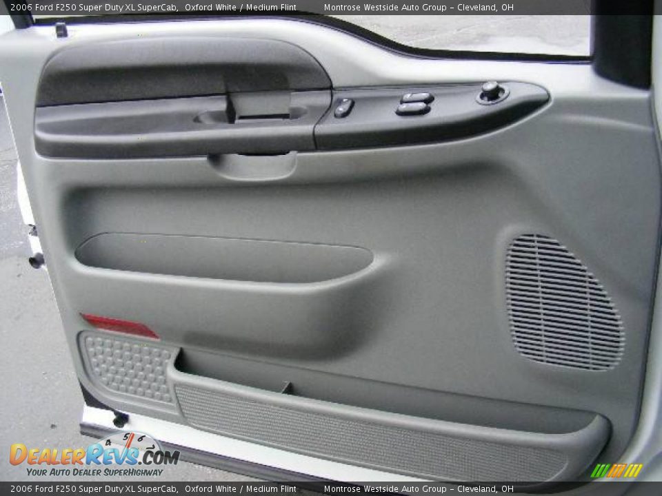 2006 Ford F250 Super Duty XL SuperCab Oxford White / Medium Flint Photo #23