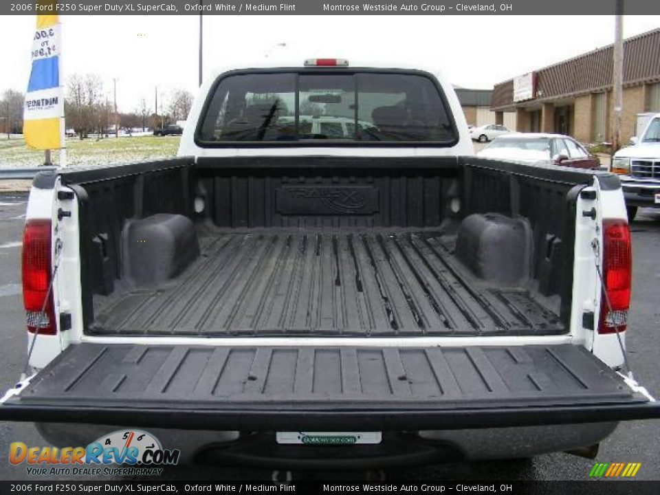 2006 Ford F250 Super Duty XL SuperCab Oxford White / Medium Flint Photo #24