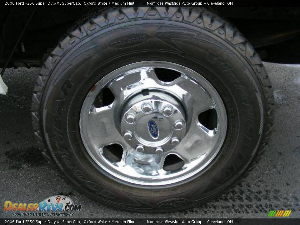 2006 Ford F250 Super Duty XL SuperCab Oxford White / Medium Flint Photo #25