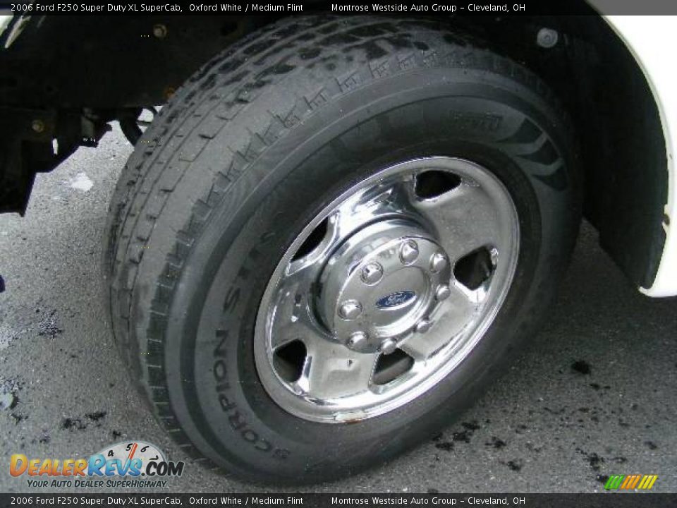 2006 Ford F250 Super Duty XL SuperCab Oxford White / Medium Flint Photo #26
