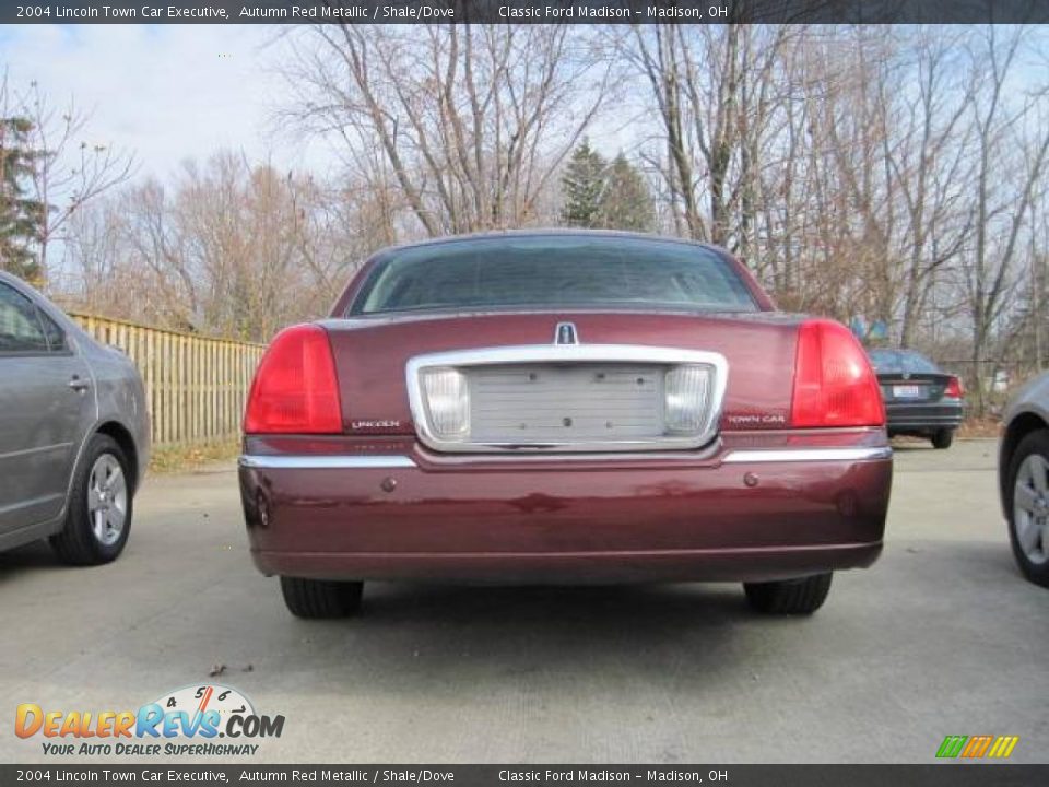 2004 Lincoln Town Car Executive Autumn Red Metallic / Shale/Dove Photo #4