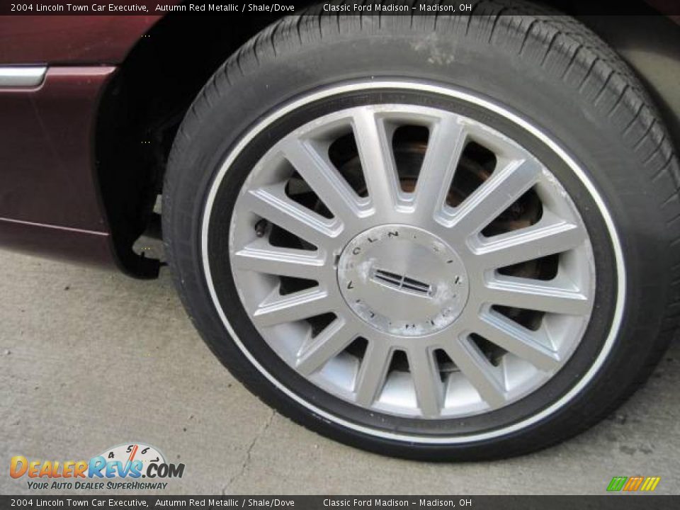 2004 Lincoln Town Car Executive Autumn Red Metallic / Shale/Dove Photo #7