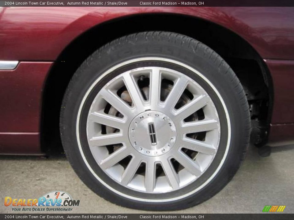 2004 Lincoln Town Car Executive Autumn Red Metallic / Shale/Dove Photo #8
