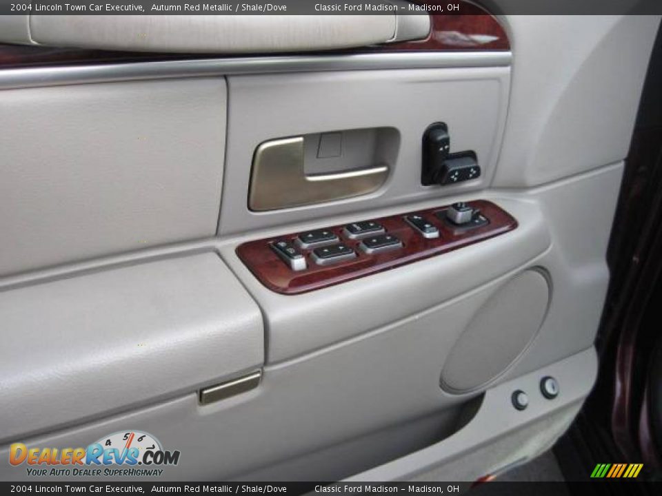 2004 Lincoln Town Car Executive Autumn Red Metallic / Shale/Dove Photo #9