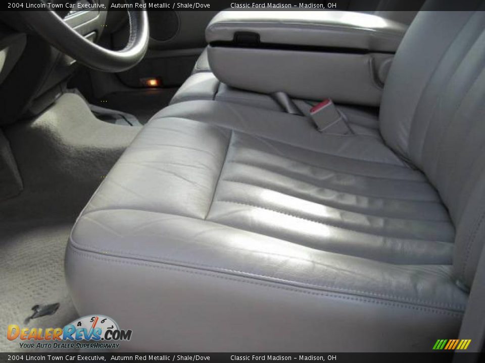 2004 Lincoln Town Car Executive Autumn Red Metallic / Shale/Dove Photo #10